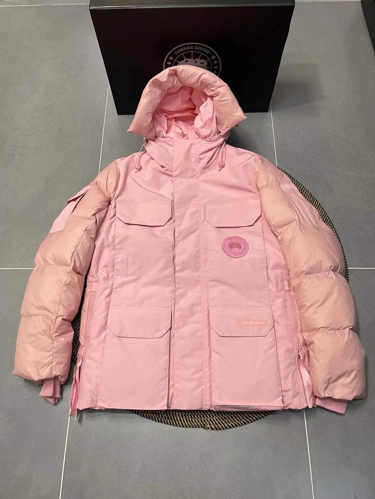 P1180 2058MW CanadaGoose limited edition white label environmentally friendly expedition model has been shipped. (The down collar can be replaced with a wolf fur collar +100) The Standard Expedition parka incorporates the classic design of our parka, and the CanadaGoose coat sets the standard for sustainable and environmentally friendly design in the future. Drawing on the functional design elements of the Expedition parka, while using more sustainable materials and processes to produce it, it adheres to the concept of environmental protection, takes practical actions to prevent global warming, and uses excellent quality to drive away the cold. Color: Black White Pink Gray Size: XS S M L XL XXL